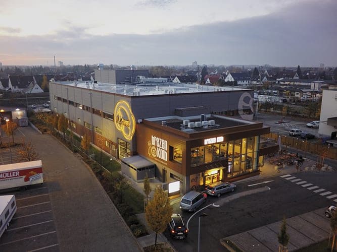 Produktionshalle mit Café für Brezen Kolb in Nürnberg, Luftbild in der Abenddämmerung