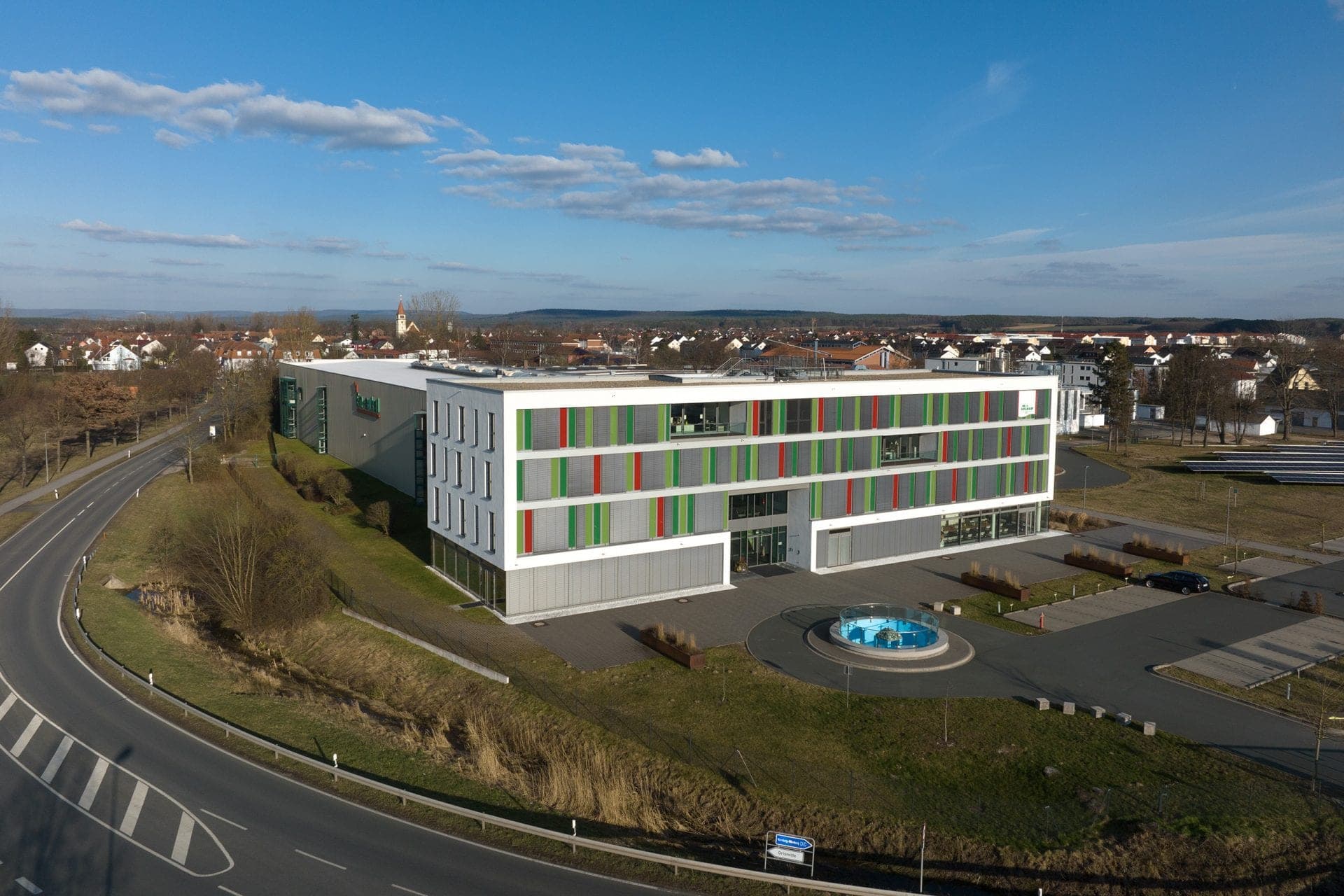 Bonbonproduktion und Verwaltung Dr. C. Soldan in Adelsdorf bei Nürnberg, Luftbild mit Brunnen vor dem Eingang