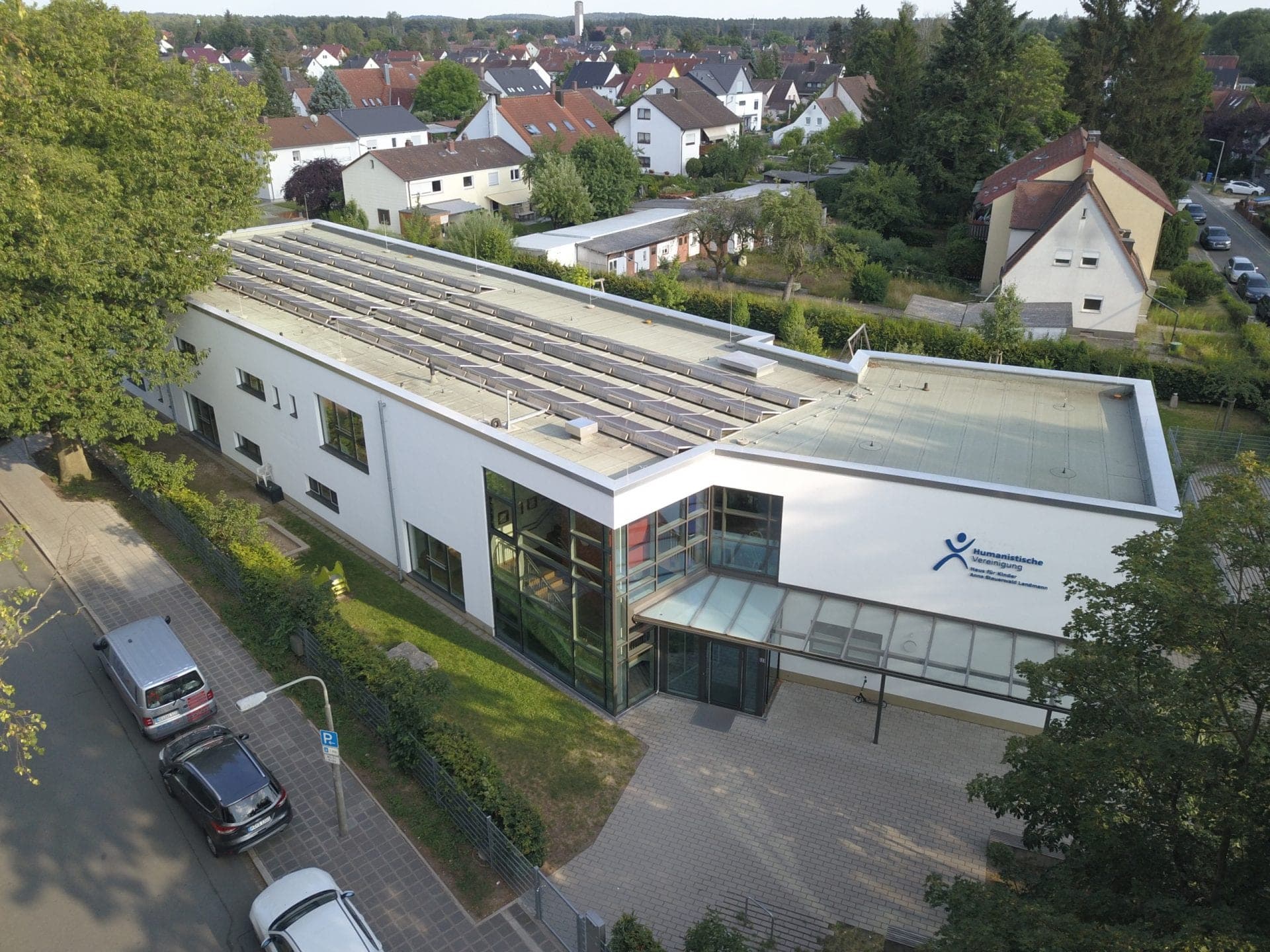 Kindertagesstätte Humanistisches Haus für Kinder in Nürnberg, Luftbild mit Eingangsbereich und Photovoltaikdach