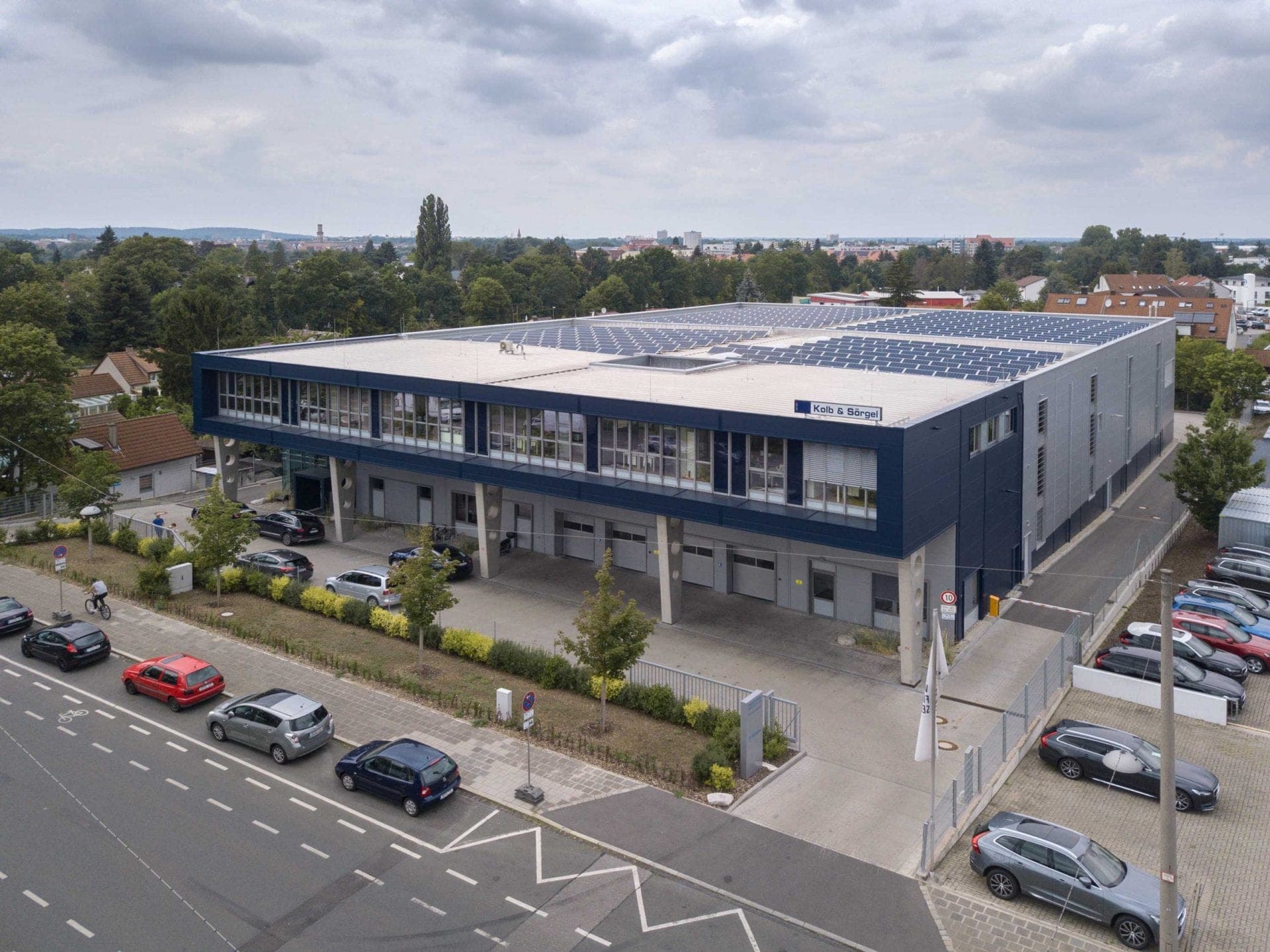 Lagerhalle mit Büro für Kolb & Sörgel in Fürth, Luftbild der Straßenseite mit Photovoltaik auf dem Dach