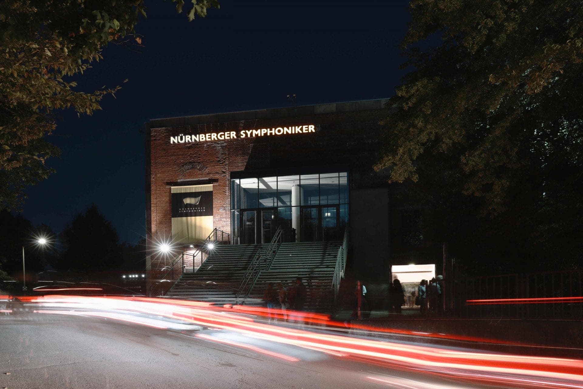Konzertsaal der Nürnberger Symphoniker in der Kongresshalle, Eingang mit Freitreppe bei Nacht
