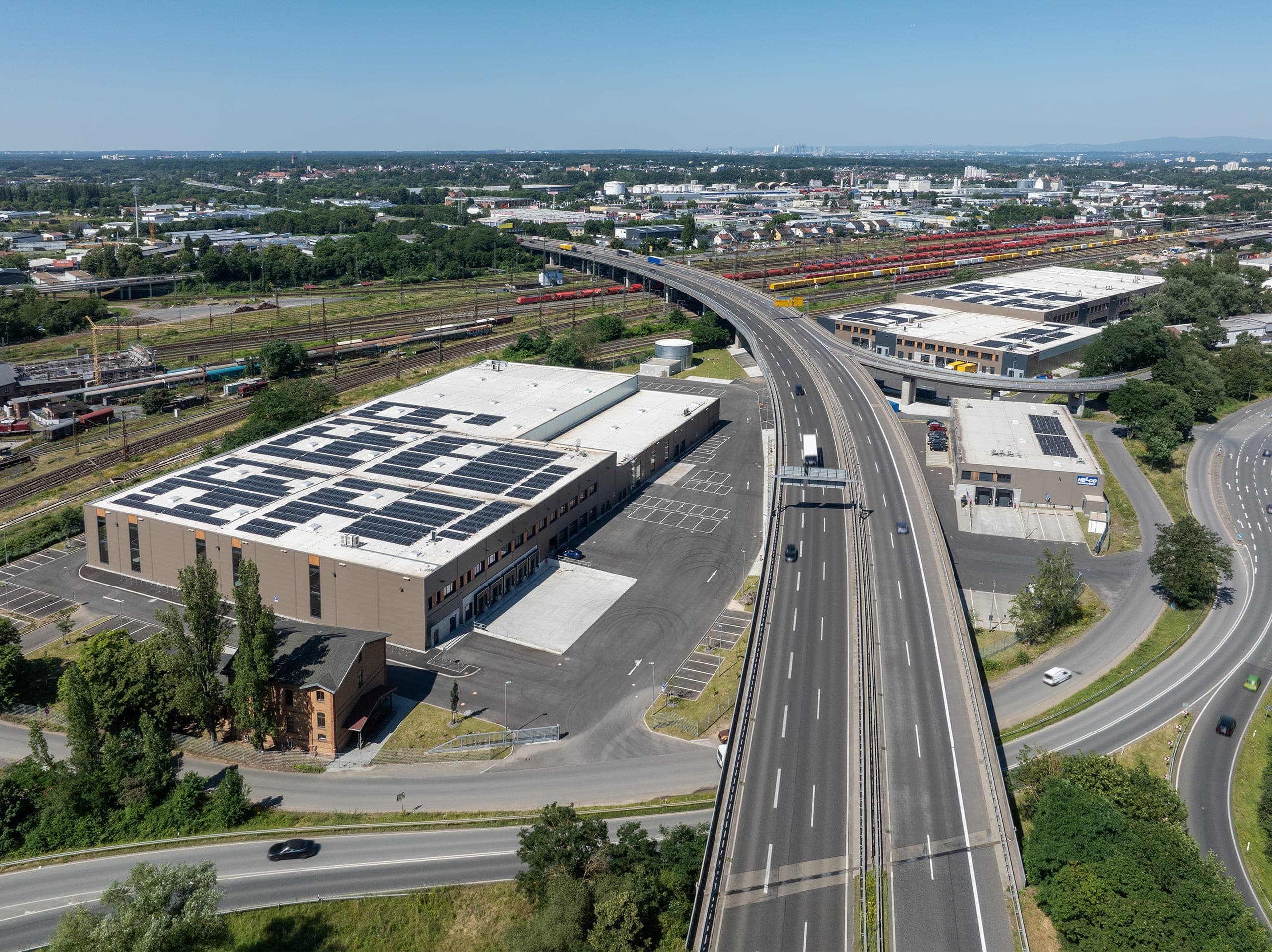 Light Industrial Gewerbepark Inbright Development in Hanau, Luftbild der Hallen mit Solardächern neben der Hochstraße