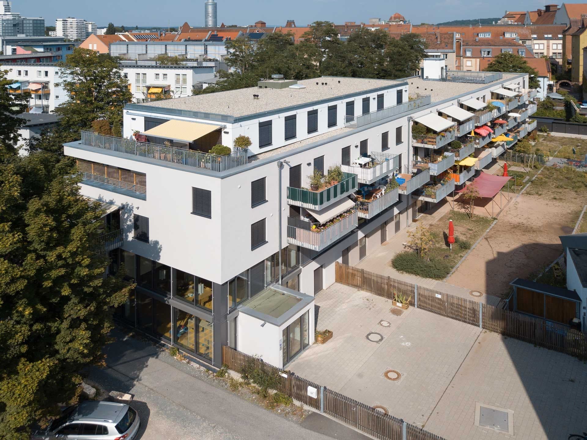 Mehrgenerationenwohnhaus mit Kita in Nürnberg, Luftbild der Balkonseite mit Gartenhof