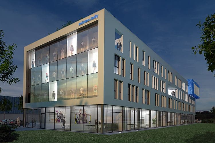 Unternehmenszentrale mister*lady in Schwabach, nächtliche Visualisierung mit beleuchteter Schaufensterfassade