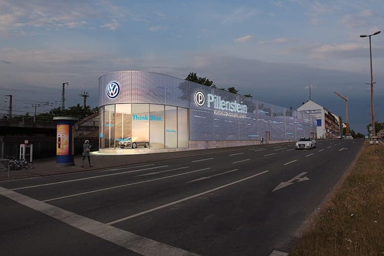 Parkhaus Pillenstein in Fürth, abendliche Visualisierung mit gläsernem Showroom und silberner Blechfassade