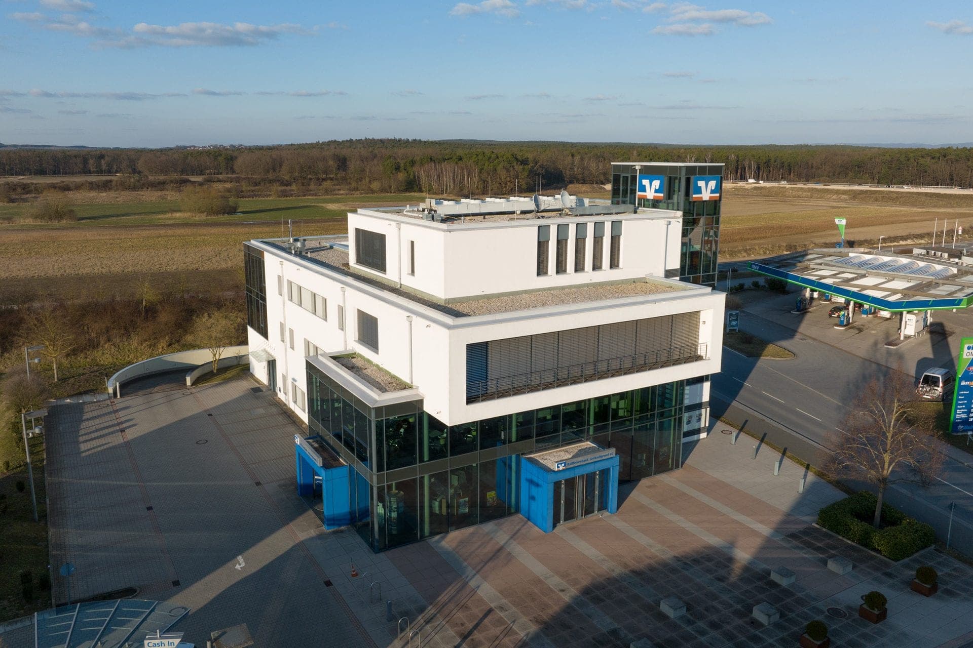 Bankgebäude Raiffeisenbank Seebachgrund in Hessdorf, Luftbild mit Glasturm, Vorplatz und blauen Eingängen