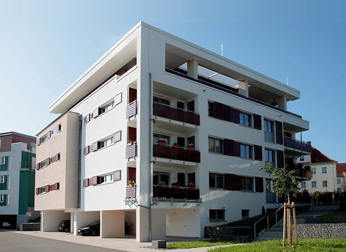 Wohngebäude im Wohnpark am Kohlenweg in Ilmenau, Eckansicht mit Balkonen und dunkelroten Fensterläden